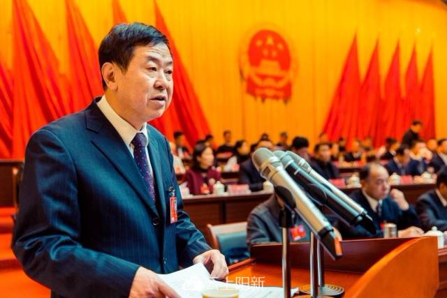 在热烈的掌声中,县长明进华向大会作《阳新县人民政府工作报告》.