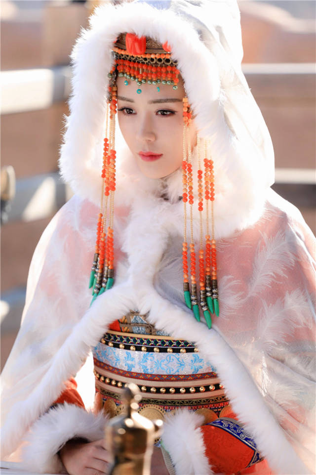 近日,实力女演员汤晶媚曝光了正在拍摄中电视剧《大夏宝藏》的一组