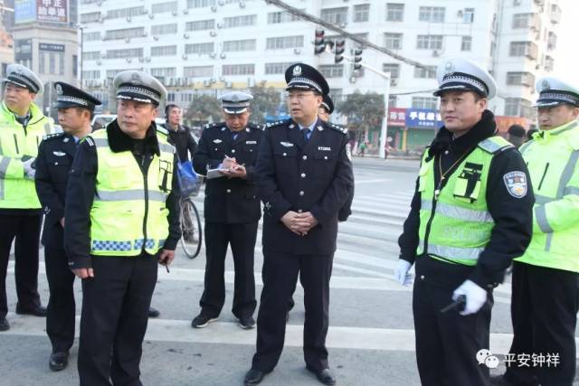 在每个执勤路口,苏昌华都仔细询问交警,增援警力配置等情况.