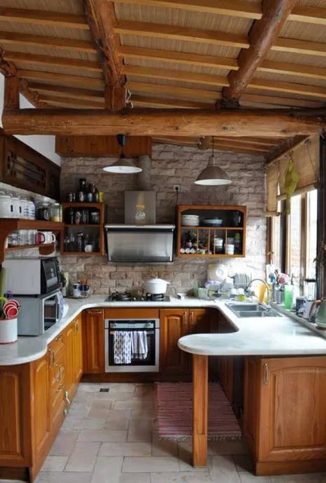 房东的太太是意大利人,所以厨房也是意大利风格的.