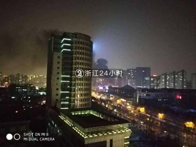 平安夜杭州和平广场附近浓烟滚滚 路人称或为充电桩爆炸