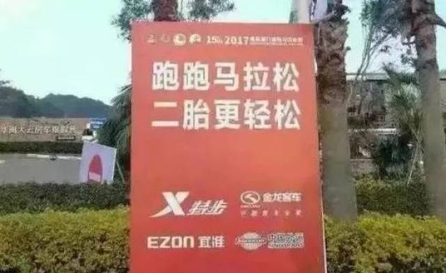 2017年马拉松跑圈最佳搞笑镜头 大妈赛道倒立摔个底朝天