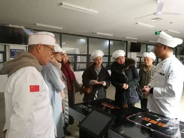食安家长突袭队走进校园食堂,亲眼见证学校在保障食品安全卫生方
