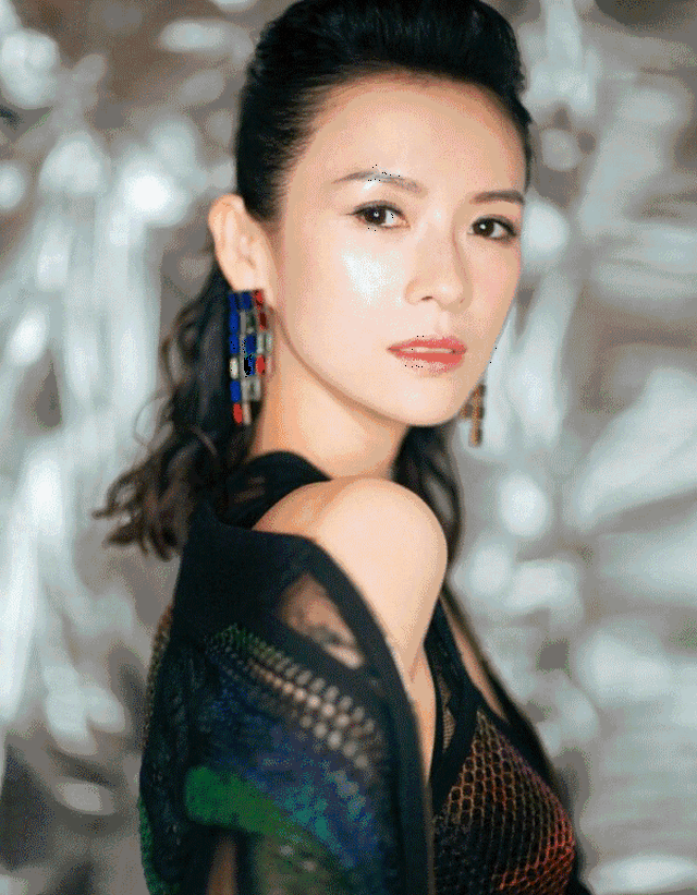 华美的礼服,再加上提升气场的大耳环 总能帮她在红毯上秒杀无数菲林
