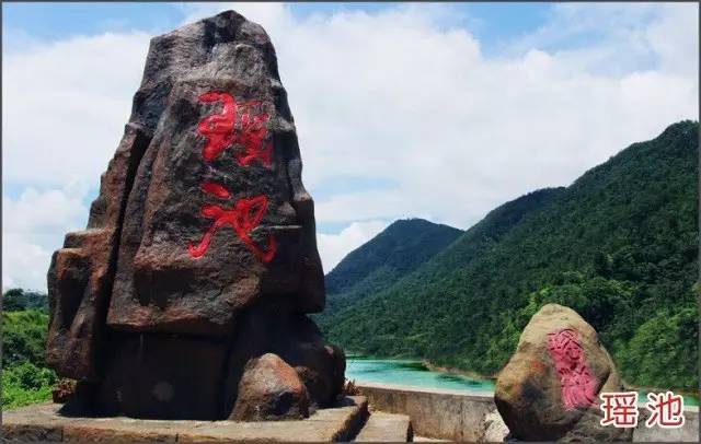 冬日的阳光与八寨沟的水很配,景区门票半价持续到年底