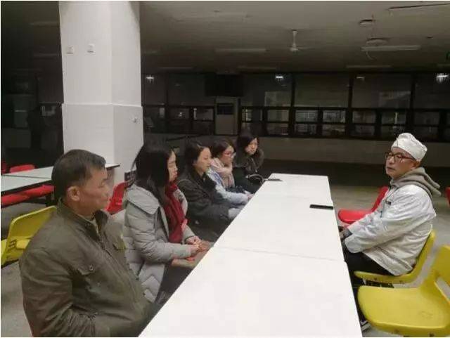 食安家长突袭队走进校园食堂,亲眼见证学校在保障食品安全卫生方