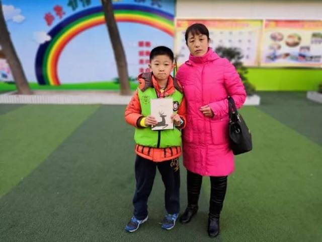 学校在升旗仪式上,表彰了拾金不昧好少年—五年级一班曹书睿同学,冯