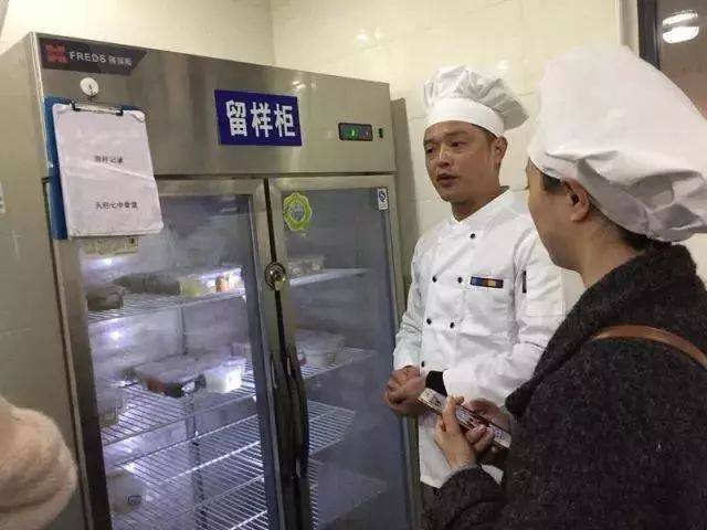 食安家长突袭队走进校园食堂,亲眼见证学校在保障食品安全卫生方