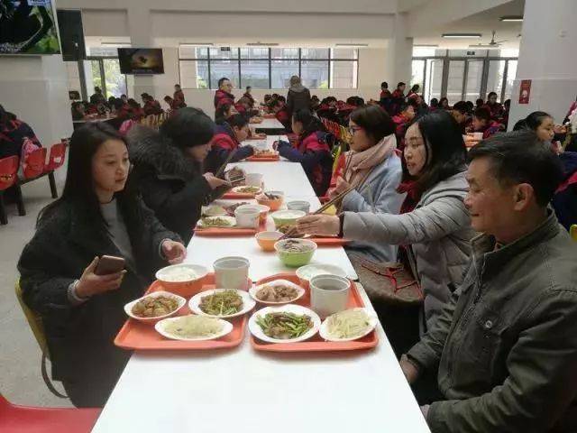 食安家长突袭队走进校园食堂,亲眼见证学校在保障食品安全卫生方