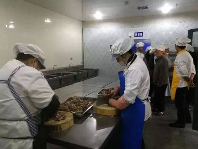 食安家长突袭队走进校园食堂,亲眼见证学校在保障食品安全卫生方