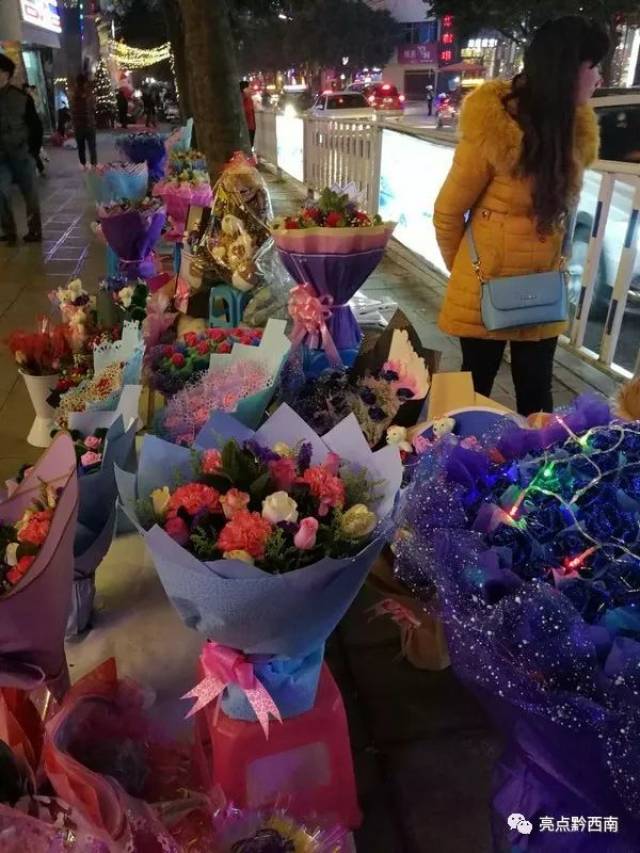 兴义:平安夜的尴尬,卖花的人比买花的人还多 !