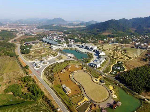 移沿山生态景区位于吴兴区八里店镇移沿山村,离湖州市区约11公里,景区