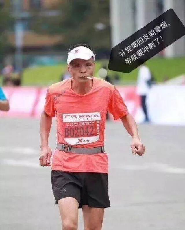 2017年马拉松跑圈最佳搞笑镜头 大妈赛道倒立摔个底朝天