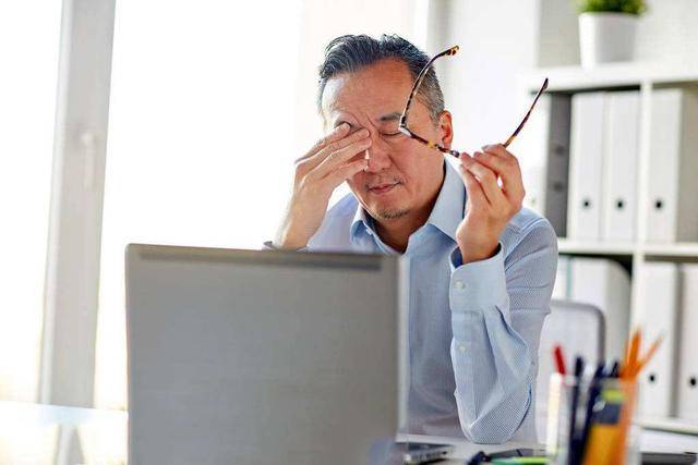 40岁男性在工作或生活中若总是精力不济,无精打采,可能是心理压力大或