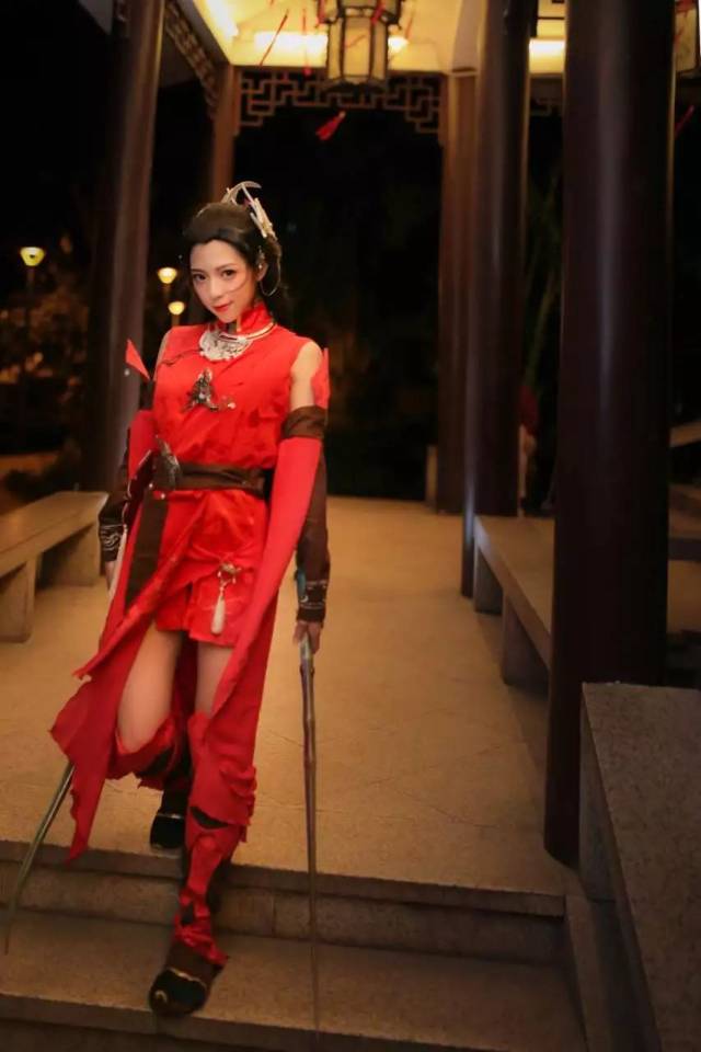 我被这个红衣女刀客的美貌惊艳到了