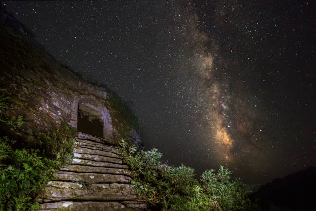 这一次,我们登上海拔1781m的南川龙岩城遗迹,带你探寻浩渺星辰下的"