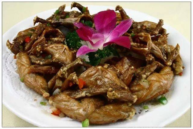 表层的面粉炸得酥脆,用口一咬,酥脆过后是嫩滑多汁的蟾蜍肉.