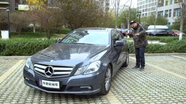 双眼皮的奔驰双门跑车,后排拉500斤加速感如空车