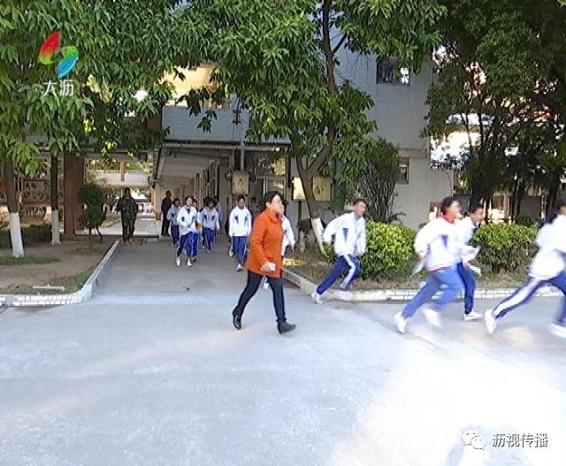 盐步三中消防演练培养学生安全逃生习惯