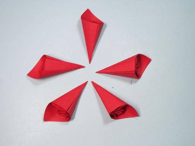 儿童手工折纸:简单樱花的折法步骤图解