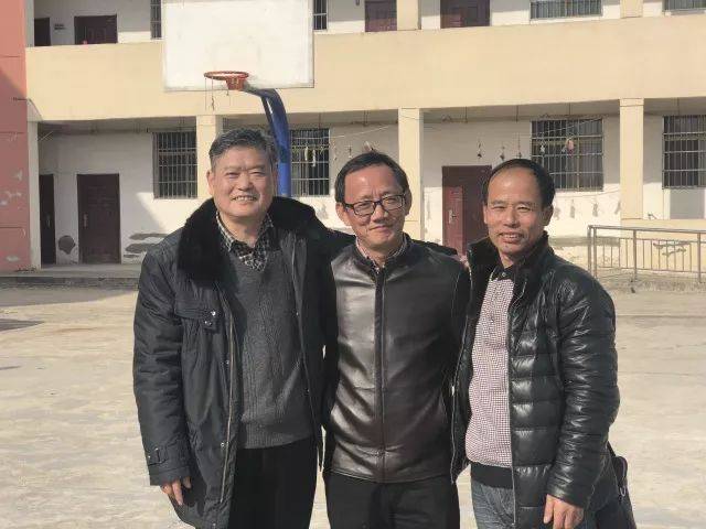推进城乡教育均衡发展 我们在行动——南昌一中教育集团云飞校区"送书