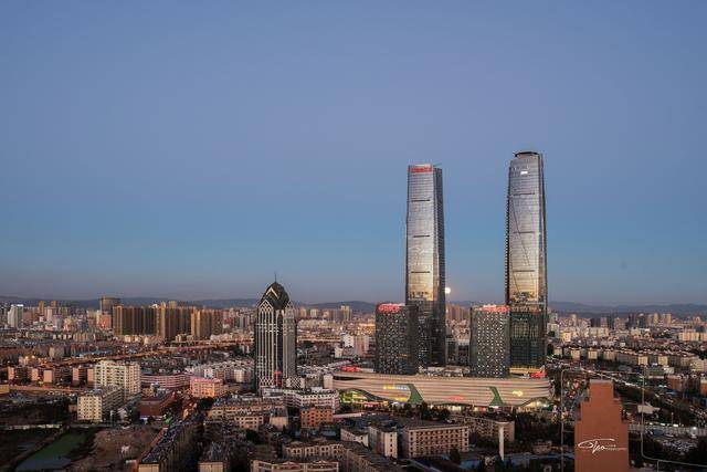 300米!昆明新高度,昆明万达双塔停机坪