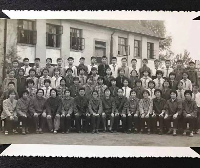 1980年小学毕业照,这是同一届毕业的五班毕业照.