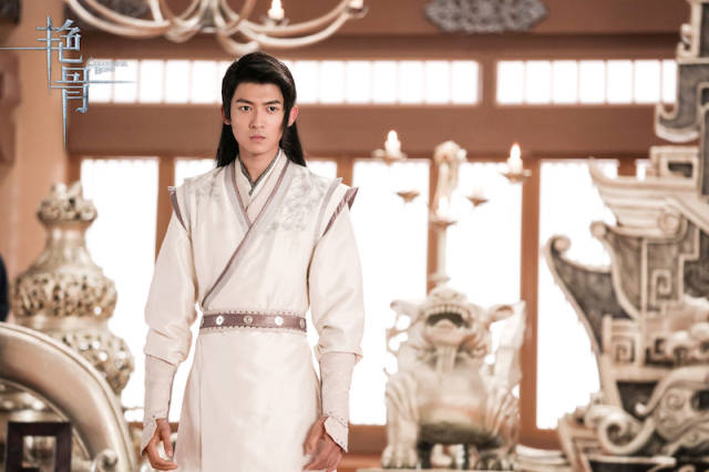 由蒋家骏执导,佟梦实,王鹤润等主演的古装悬疑大剧《艳骨》即将于
