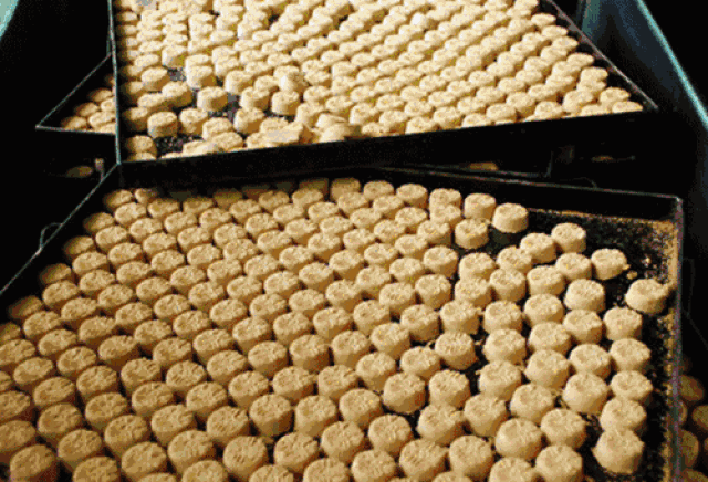 炒米饼 米饼松脆,甘甜,可口, 是广东(尤其是岭南一带)的传统美食.