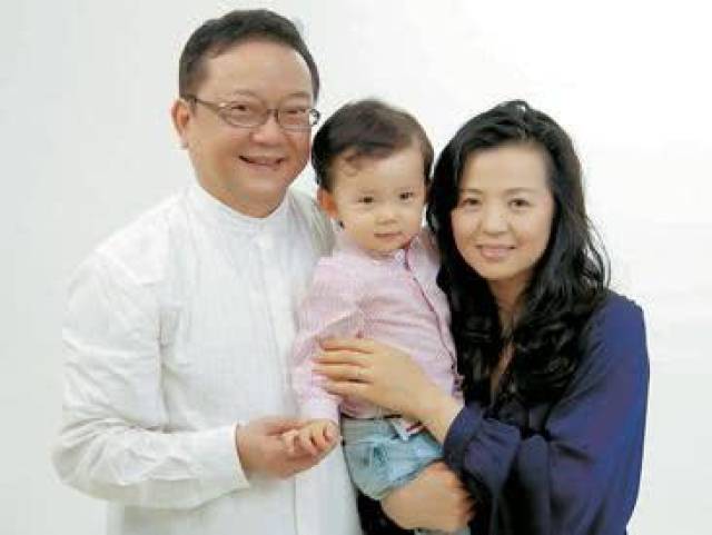 都说娱乐圈是个圈,寇振海的前妻章小蕙,也是钟镇涛的前妻,章小蕙和