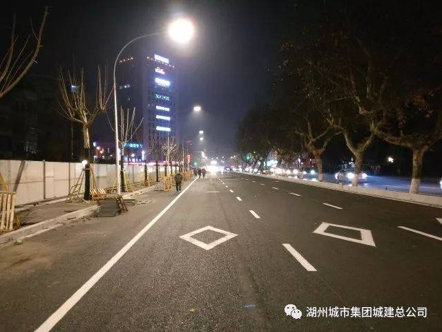 12月26日,苕溪东路二期,三期道路至北半幅拓宽改造施工基本完成,顺利