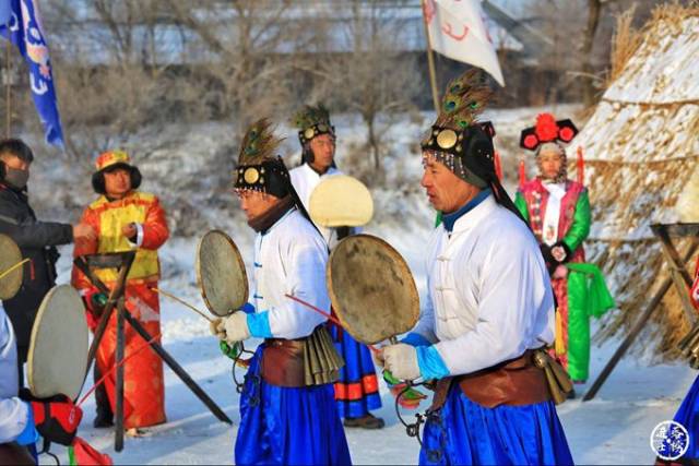 萨满中的"跳大神"在雾凇岛每天都会表演,游客看了笑哈哈