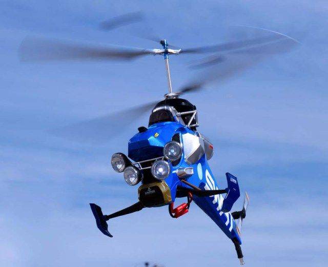 蚊子直升机是世界上最轻的直升机,飞行员坐在悬挂有三个垂直螺旋桨