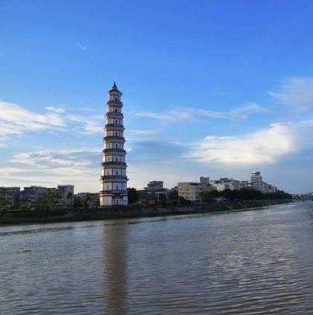 在富顺,有个气势恢宏的高塔,文光塔