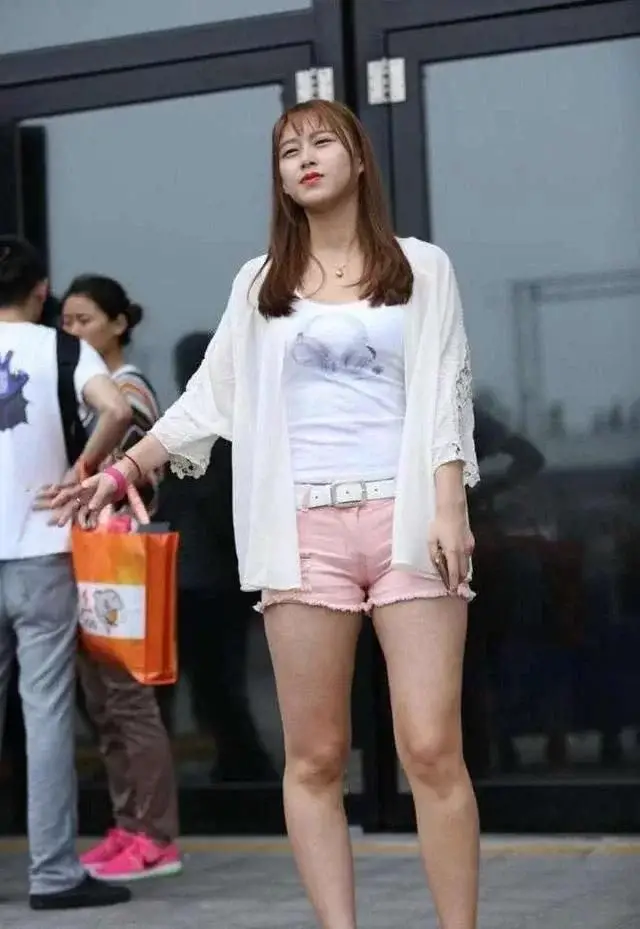 路人街拍:美女你说你穿条短裤勒成这样,不尴尬吗?