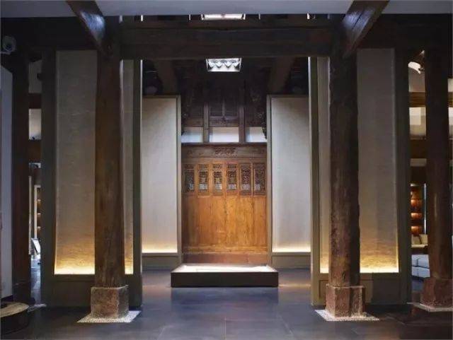 徽派建筑以砖 木 石为原料 以木构架为主 梁架多用料硕大 且注重装饰
