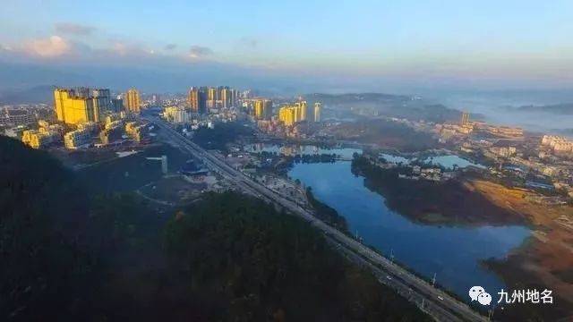 扶贫济困：携手共建和谐社会