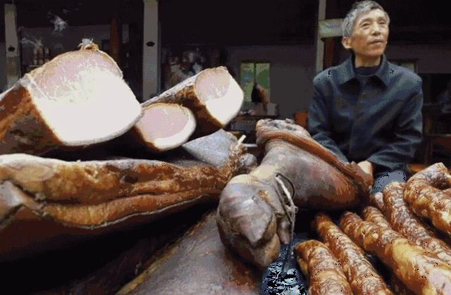 活动期间,还有惊喜奖品等你来拿,奖品是年意满满的红灯笼和春联