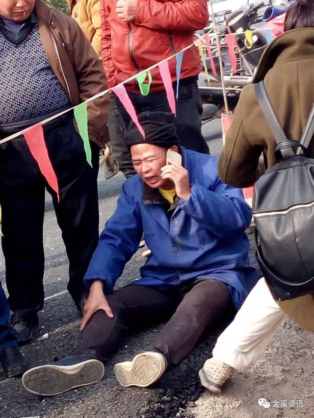 金溪一路口发生一起车祸,小车被撞的面目全非.