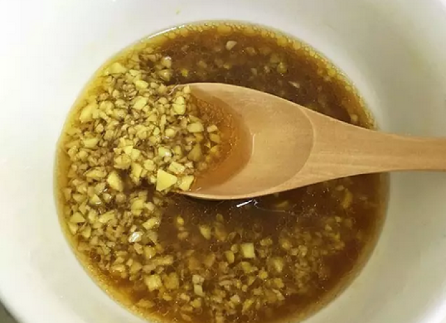 将生姜,醋和香油籽油分别倒入盛亚麻的碗中,洗脸均匀白砂糖怎么搅拌去痘印图片