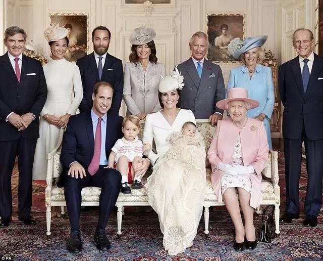 英国王室在小公主受洗日拍了一张全家福,照片中四代王室成员齐聚,光彩