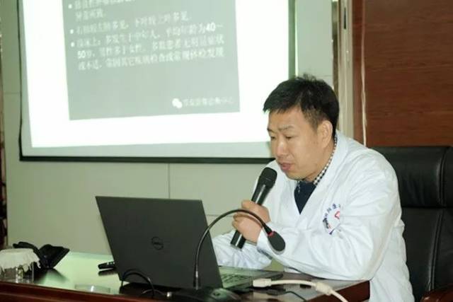 放射科副主任胡学春做肺部良性肿瘤读片分析