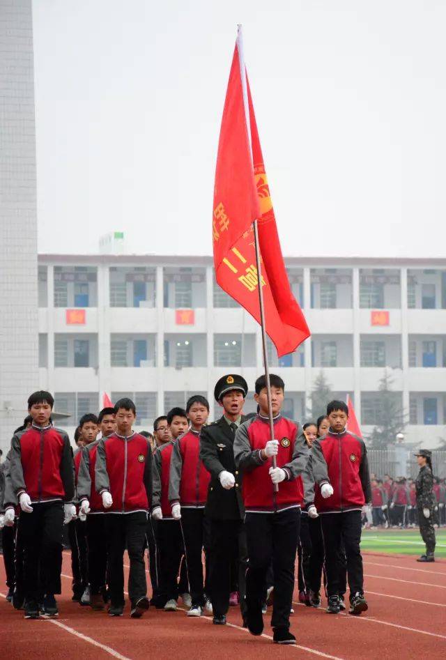 武冈这所学校6000多人参加军演,场面震撼堪比大片!