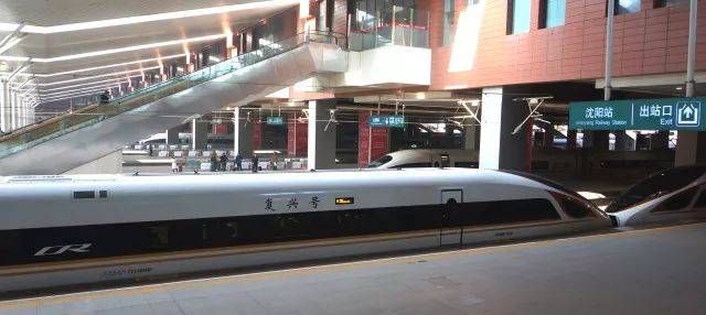 复兴号(crh400bf)中国标准动车组列车服务设施更加智能,旅客乘坐体验