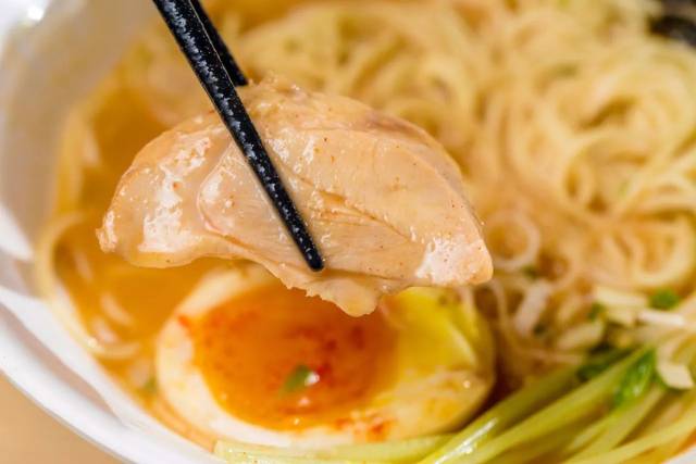 菌类鸡汤拉面