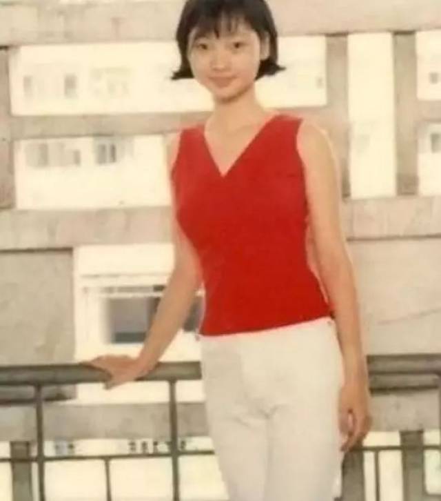 柳岩同样也是处在持续的变脸状态.