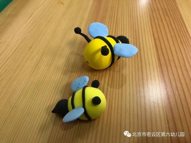 可爱的小蜜蜂 今天要教小朋友用彩泥捏一只可爱的小蜜蜂,我们一起来学