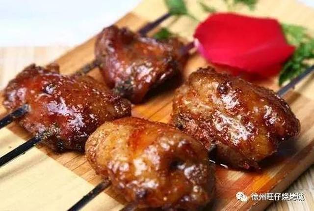 烤油腰子:烤出来油油的,烤熟了嚼起来特别有劲,满口都是油汁,口水都