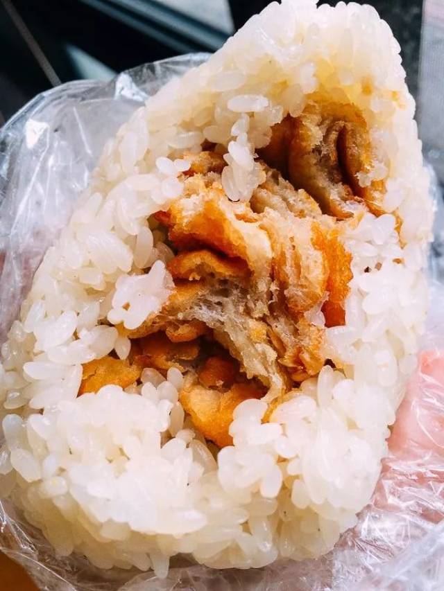 一只饱满料足的粢米饭,像是丰韵娉婷的情人.