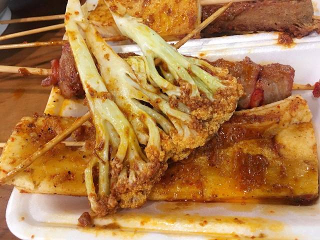 刷上辣酱,入口咀嚼, 一开始是辣,转而包菜的甜味也渗透出来, 至于